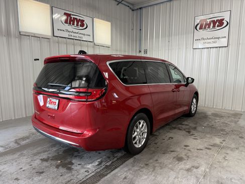 Used 2024 Chrysler Pacifica Touring-L FWD image 3