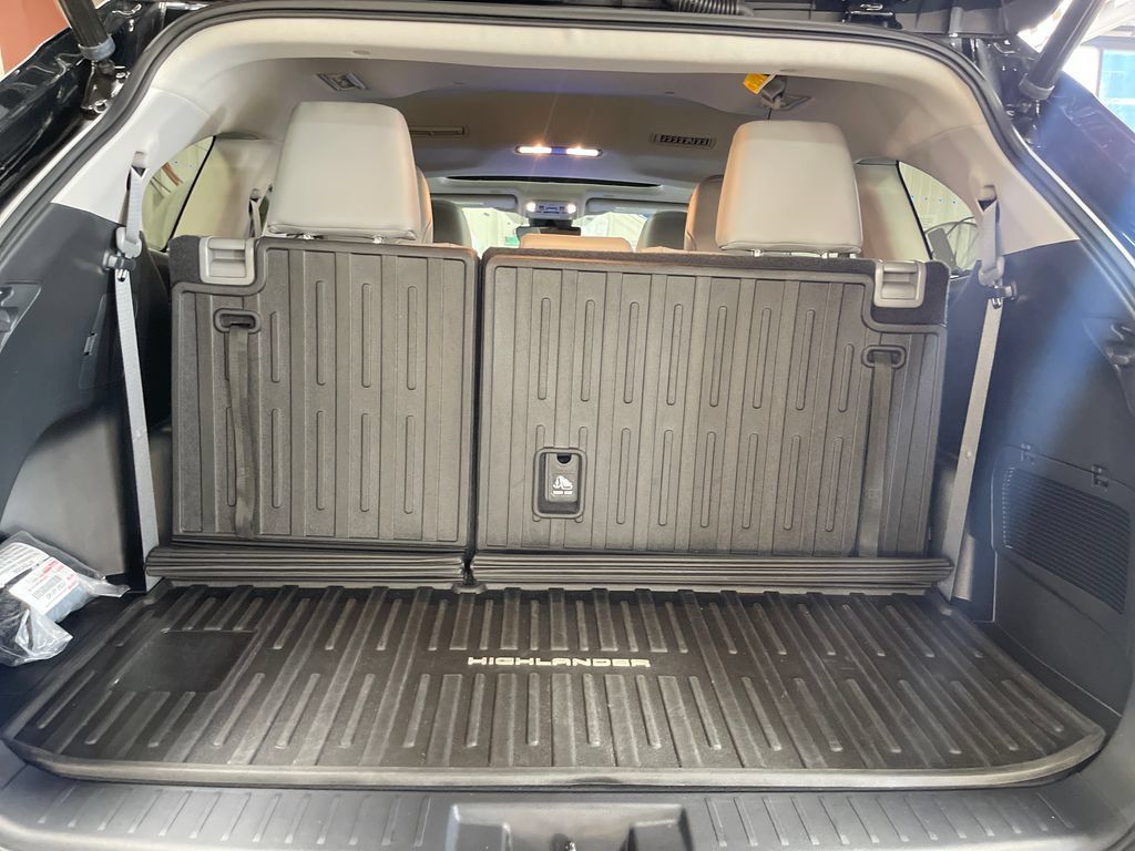 Used 2023 Toyota Highlander XLE AWD/4WD image 21