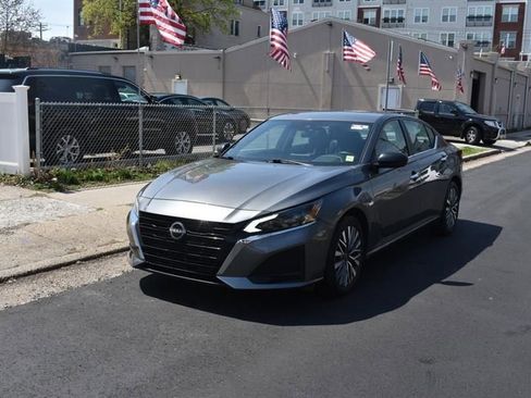 Used 2025 Nissan Altima 2.5 SV FWD image 2