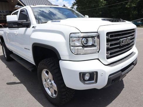 Used 2019 GMC Sierra 2500 SLE w/ SLE Preferred Package AWD/4WD image 3