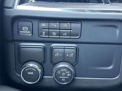 New 2025 Chevrolet Suburban Premier image 18