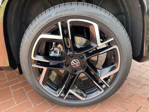 New 2026 Volkswagen Tiguan SEL R-Line AWD/4WD image 8