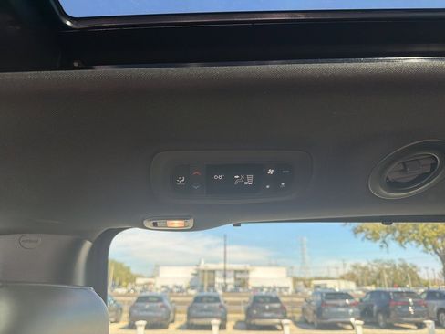 Used 2023 Chrysler Pacifica Touring-L w/ S Appearance Package image 12