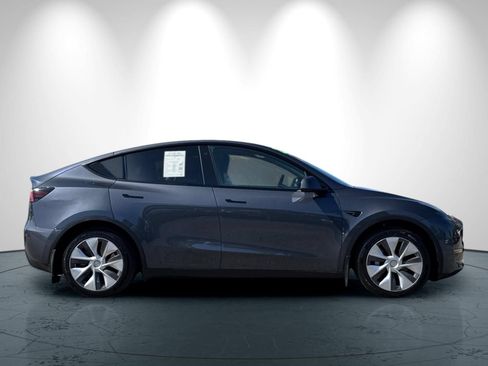 Used 2022 Tesla Model Y Long Range AWD/4WD image 3