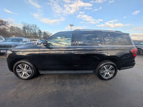 Used 2024 Ford Expedition Limited AWD/4WD image 3
