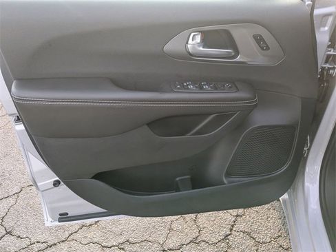 New 2026 Chrysler Pacifica Select image 9
