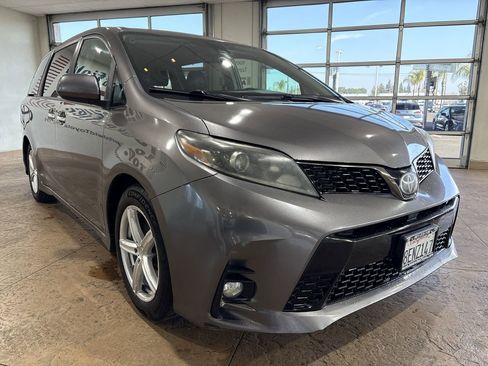Used 2018 Toyota Sienna SE image 4