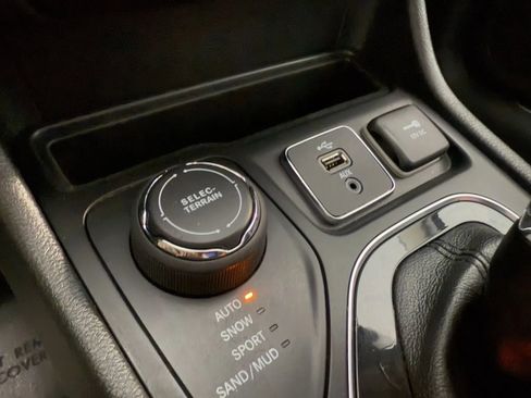 Used 2019 Jeep Cherokee Limited AWD/4WD image 41