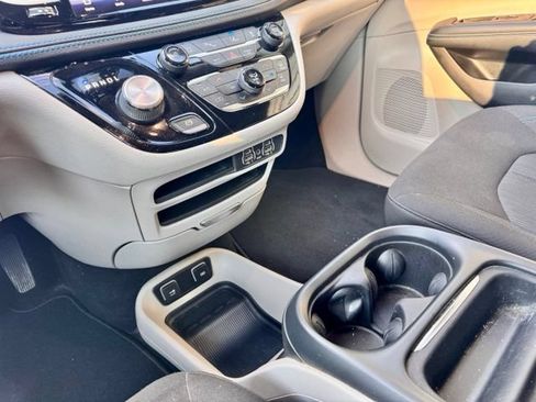 Used 2021 Chrysler Pacifica Touring w/ Cold Weather Group FWD image 14