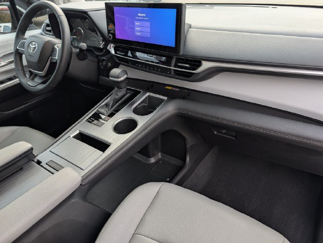 Certified 2026 Toyota Sienna XLE FWD image 33