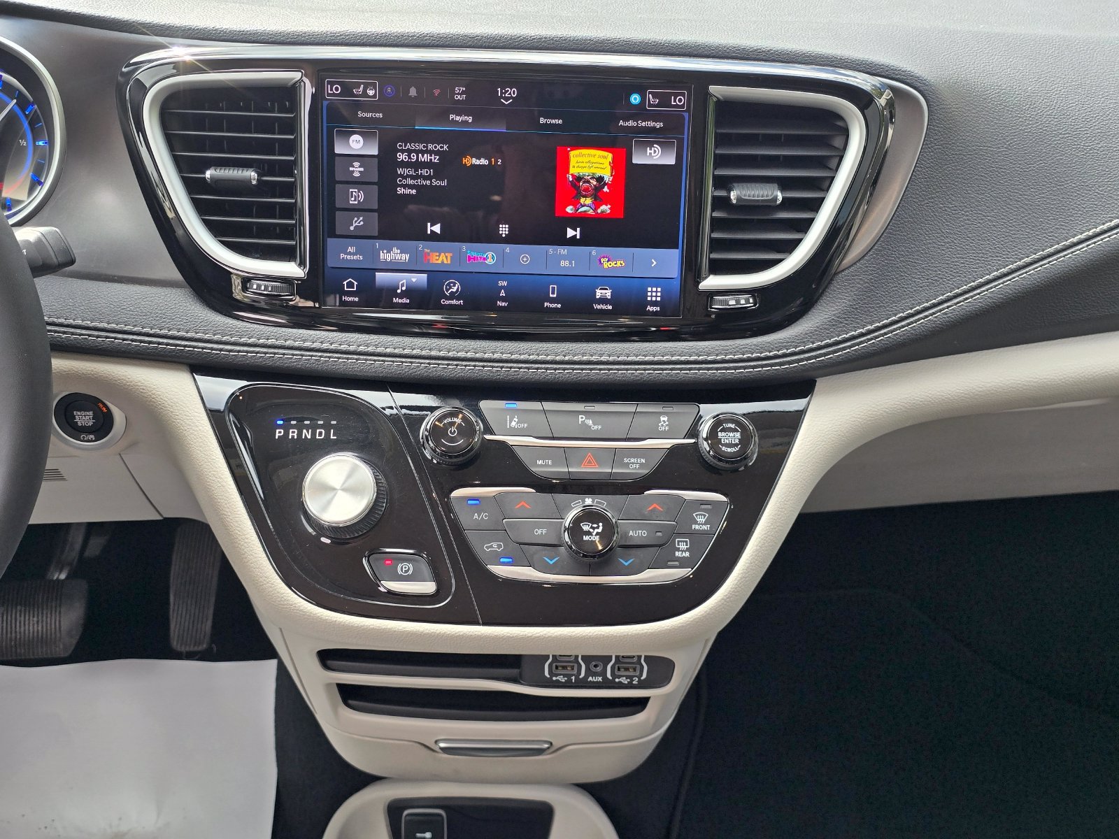 Used 2024 Chrysler Pacifica Limited FWD image 21