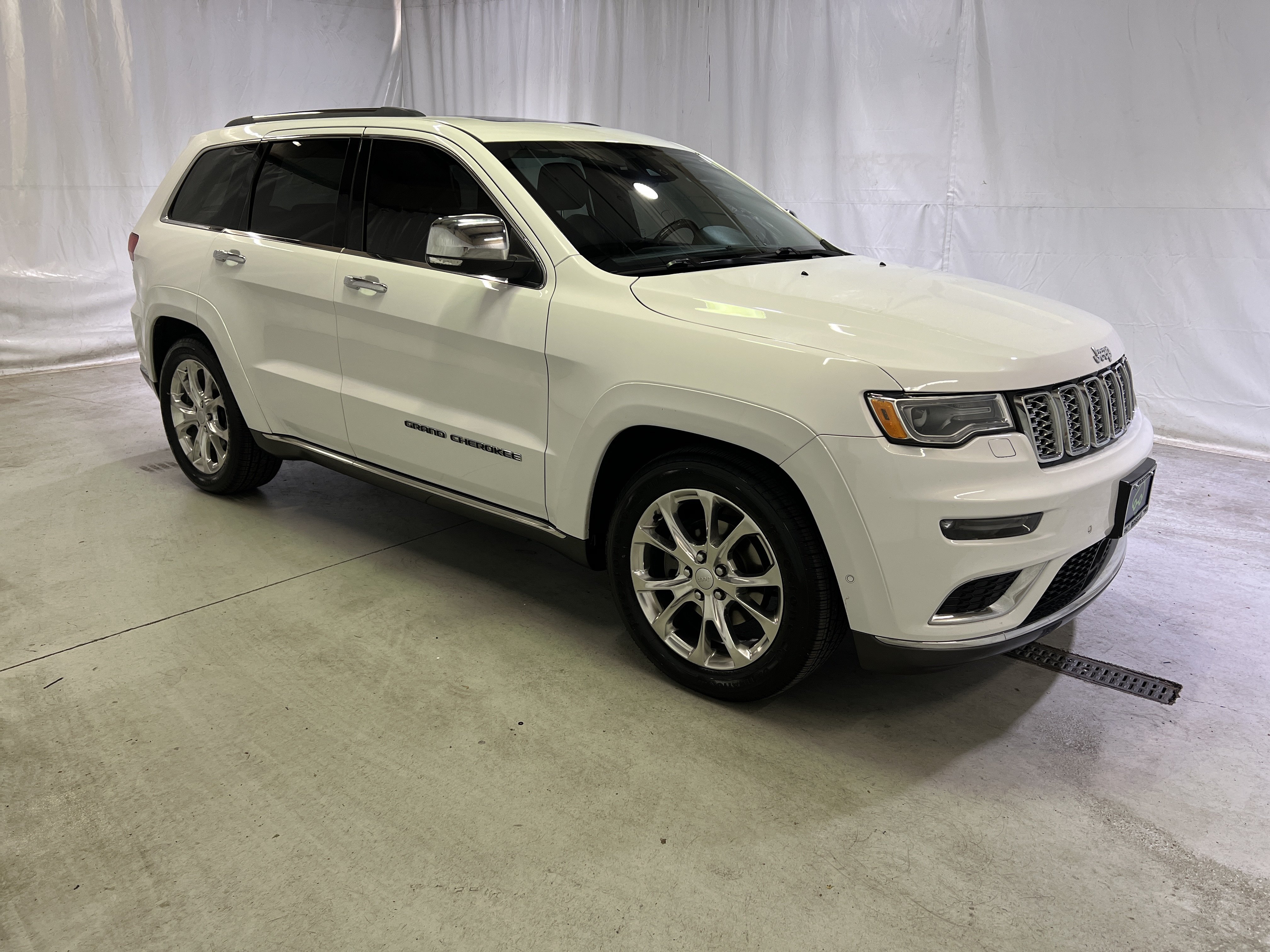 Used 2020 Jeep Grand Cherokee Summit AWD/4WD image 2