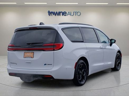 Used 2024 Chrysler Pacifica Premium image 5