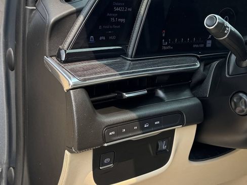 Used 2022 Cadillac Escalade ESV Premium Luxury AWD/4WD image 16
