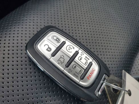 Used 2025 Chrysler Pacifica Limited image 28