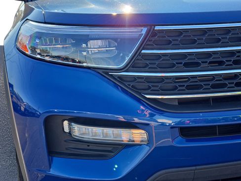 Used 2022 Ford Explorer XLT w/ Equipment Group 202A image 3