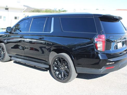 Used 2023 Chevrolet Suburban LT w/ Luxury Package RWD image 6