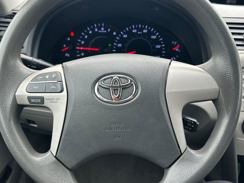 Used 2011 Toyota Camry LE FWD image 20