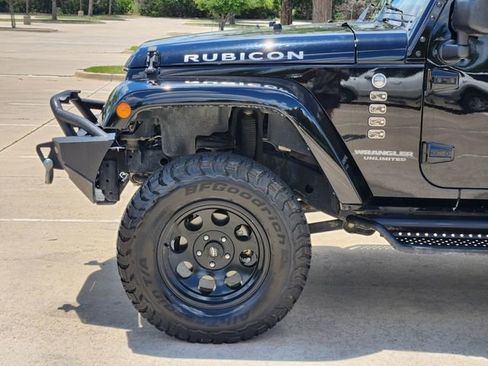 Used 2017 Jeep Wrangler Unlimited Rubicon w/ Connectivity Group AWD/4WD image 8