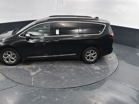 Used 2023 Chrysler Pacifica Limited FWD image 43
