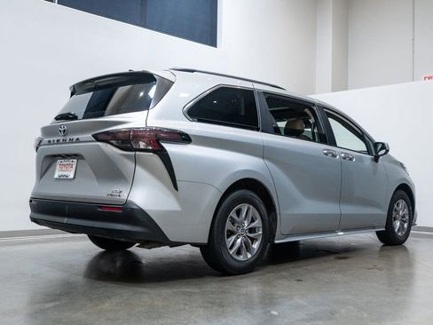 Used 2024 Toyota Sienna XLE image 9