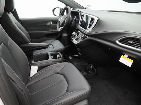 New 2026 Chrysler Pacifica Select image 32