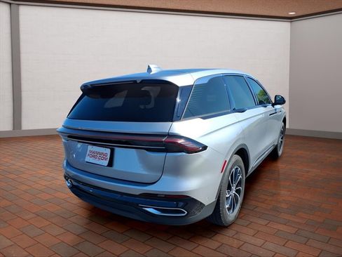 Used 2024 Lincoln Nautilus Premier image 8