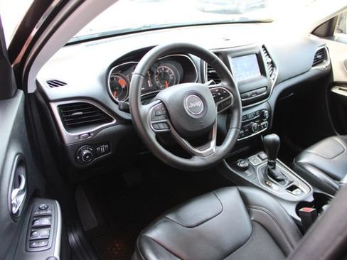 Used 2019 Jeep Cherokee Latitude Plus w/ Cold Weather Group AWD/4WD image 13
