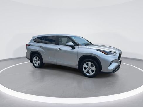 Used 2024 Toyota Highlander LE AWD/4WD image 9