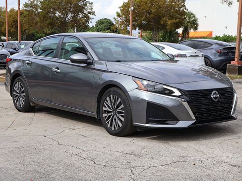 Used 2023 Nissan Altima 2.5 SV image 2