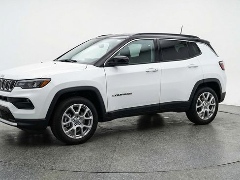 Used 2025 Jeep Compass Limited image 3