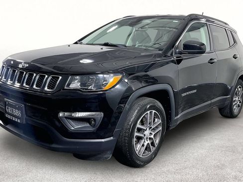 Used 2017 Jeep Compass Latitude w/ Cold Weather Group FWD image 13