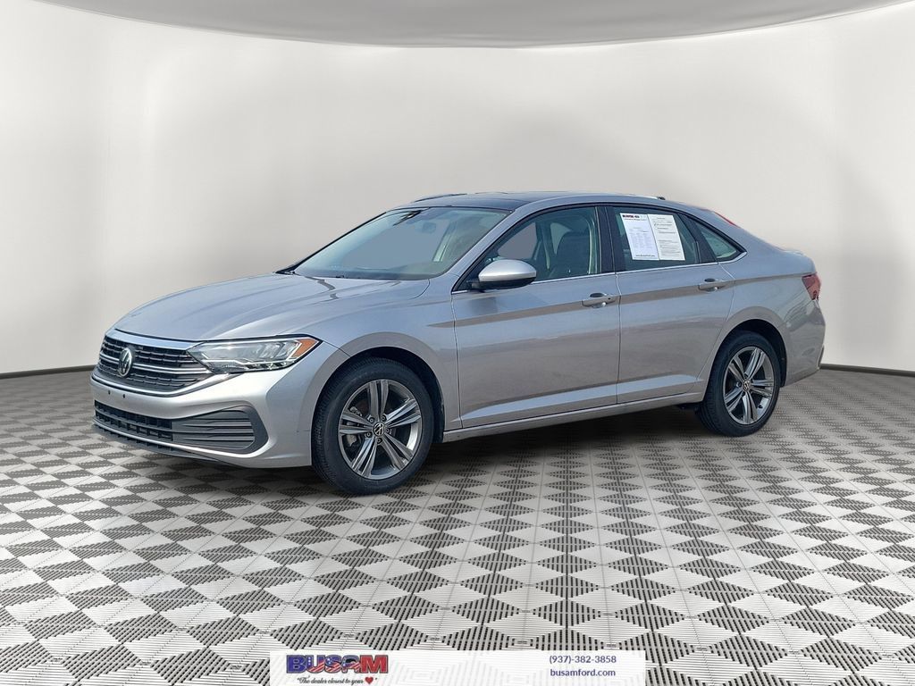 Used 2024 Volkswagen Jetta SE FWD image 2