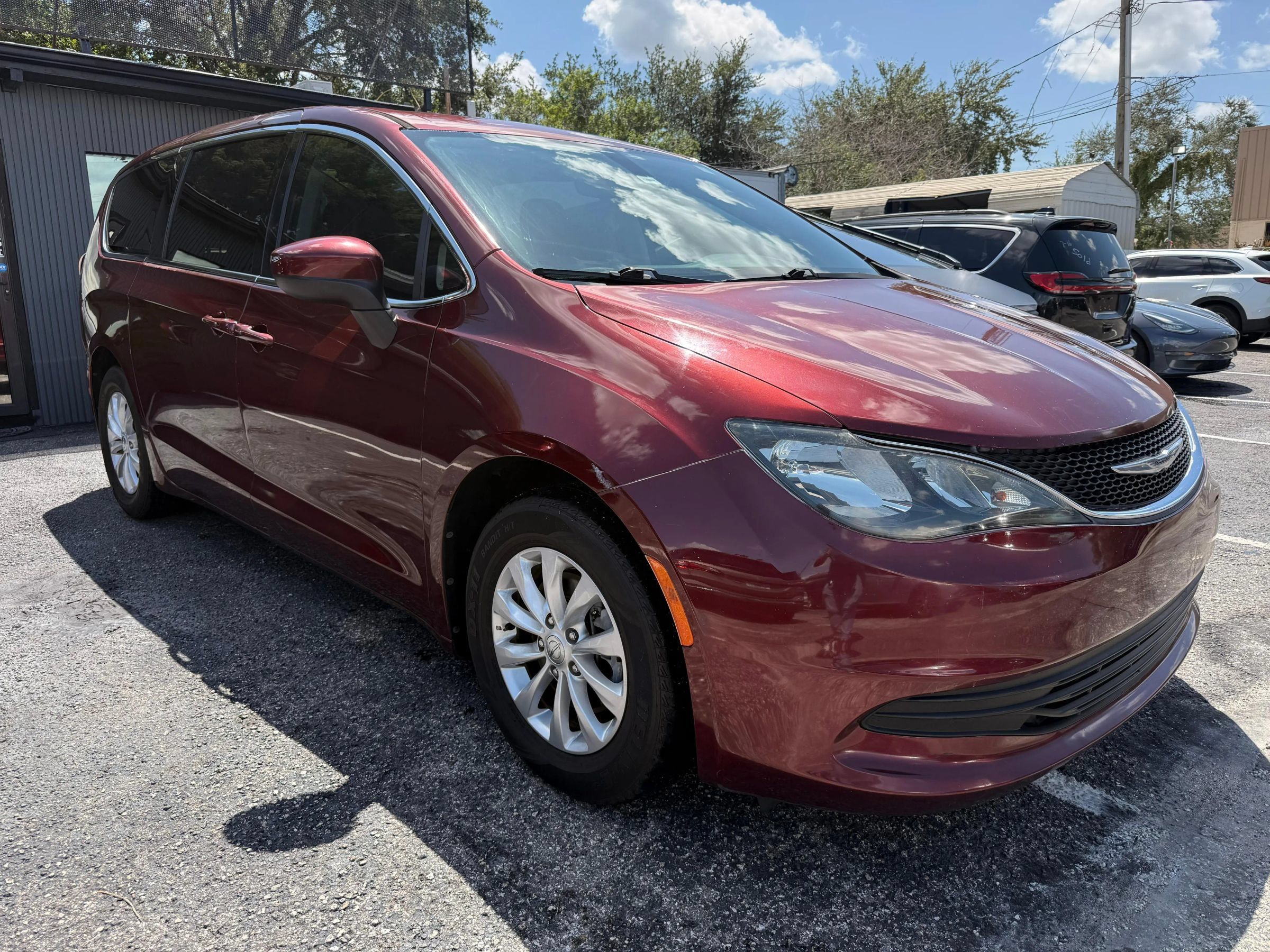 Used 2017 Chrysler Pacifica Touring w/ Tire & Wheel Group FWD image 3