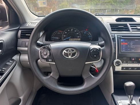Used 2013 Toyota Camry L image 18