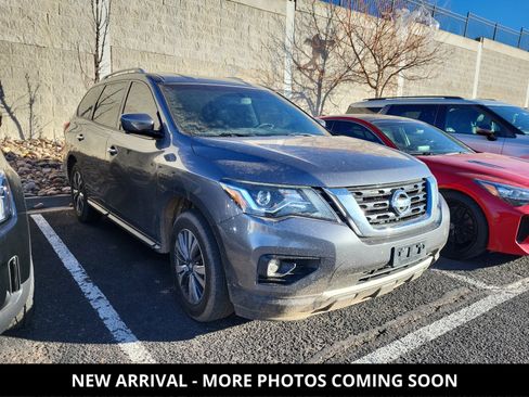 Used 2020 Nissan Pathfinder SL image 1