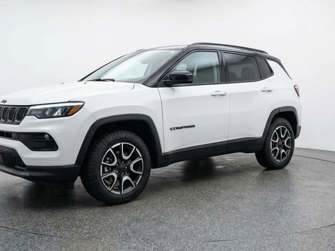 Used 2025 Jeep Compass Trailhawk AWD/4WD image 2