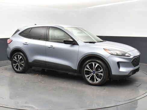 Used 2022 Ford Escape SE w/ SE Sport Appearance Package image 3