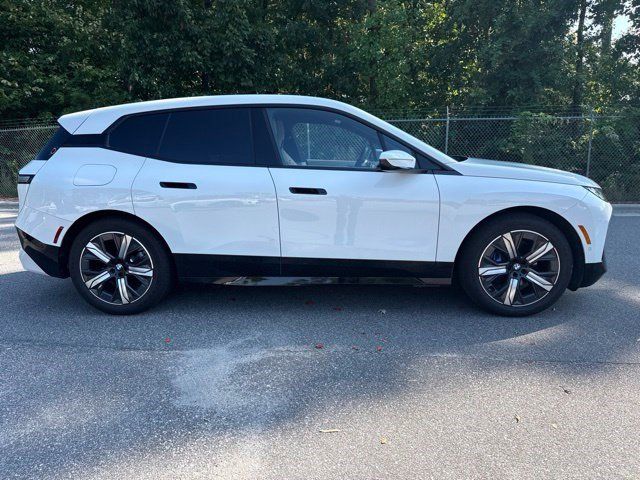 Used 2023 BMW iX xDrive50 w/ Premium Package AWD/4WD image 4