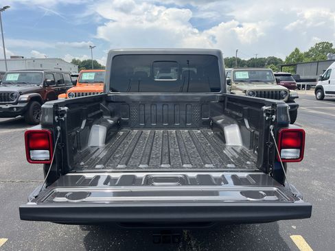 New 2025 Jeep Gladiator Sport image 8