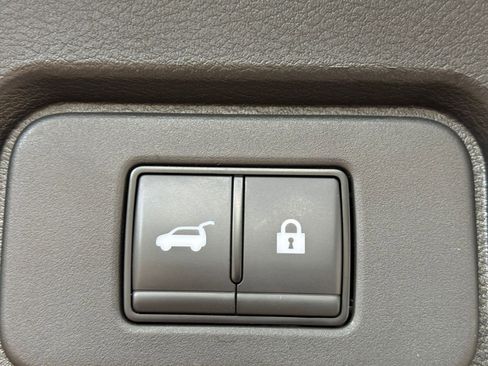 Used 2025 Nissan Rogue SV image 21