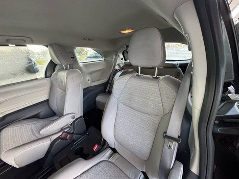 Used 2024 Toyota Sienna LE image 20