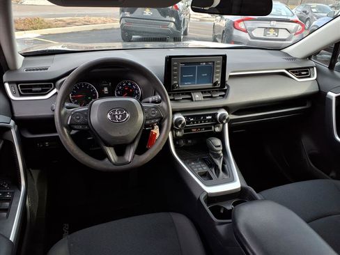 Used 2019 Toyota RAV4 LE image 5