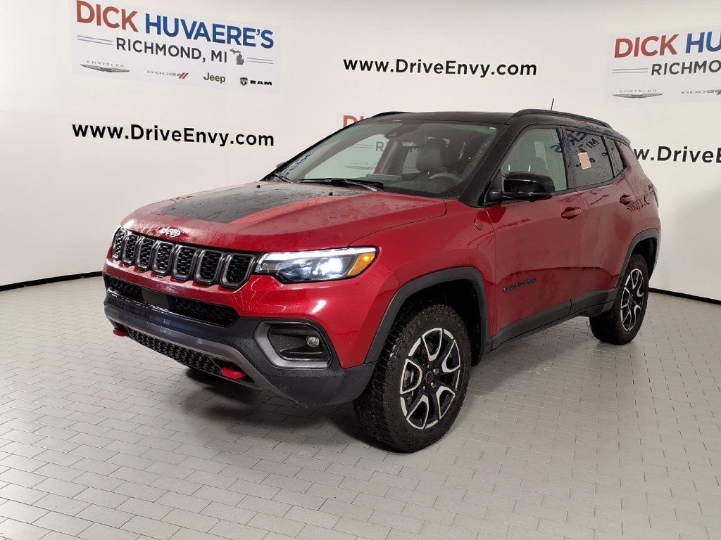 Used 2025 Jeep Compass Trailhawk w/ Trailhawk Elite Group AWD/4WD image 1