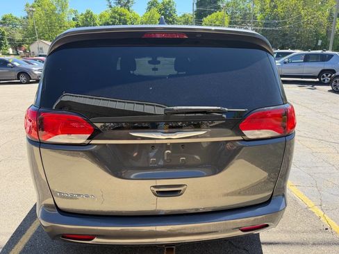 Used 2017 Chrysler Pacifica Touring FWD image 4