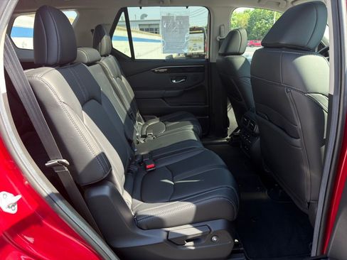 Certified 2025 Honda Pilot Touring image 24
