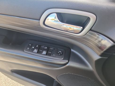 Used 2019 Jeep Grand Cherokee Laredo RWD image 18