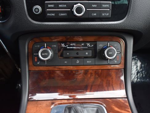 Used 2012 Volkswagen Touareg Sport image 16