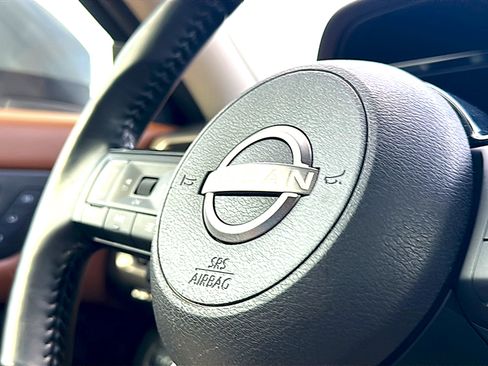 Used 2024 Nissan Pathfinder Platinum FWD image 32