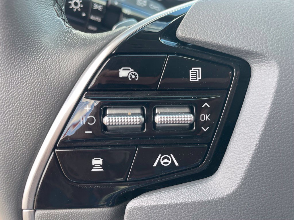 Used 2023 Kia Niro EX Touring FWD image 9